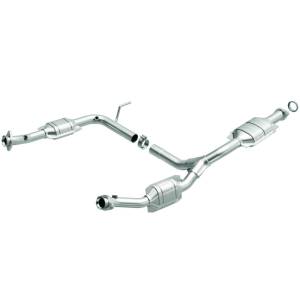 MagnaFlow Exhaust Products OEM Grade Direct-Fit Catalytic Converter 49575