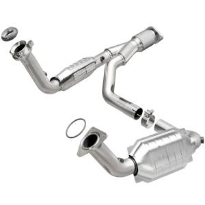 MagnaFlow Exhaust Products OEM Grade Direct-Fit Catalytic Converter 49650